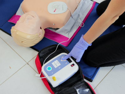 Visual representation of AEDs and manual defibrillators, highlighting the importance of rapid response to cardiac arrhythmias.