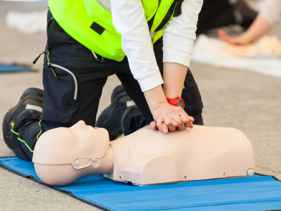 Bystander performing CPR in a real-life ACLS case study