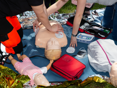 Effective teamwork and communication in CPR response.