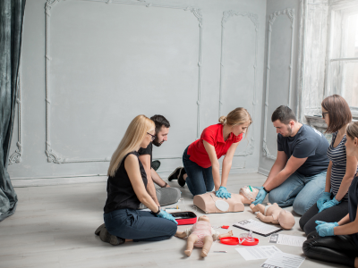 Healthcare professionals collaborating in a simulated ACLS scenario, demonstrating effective teamwork.